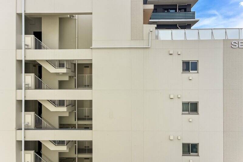 正面には別の建物の共用階段が見えますが、視線などは気にならない印象です。ただし、2025年6月現在、正面の建物とこちらのマンションの間に建設中の建物があります。将来的には眺望が変わる可能性があることにご留意ください。