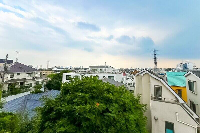 バルコニーに出ると、空がより一層大きく見えます。