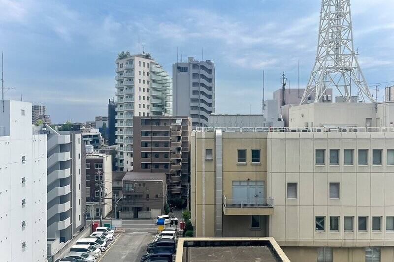 ターミナル駅かつ駅近ということで “眺望はあきらめなきゃ……” なんて想像している方! ご覧ください、こんなに空が広く見えるのです◎
