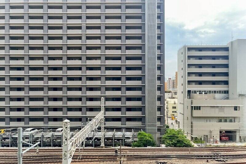 正面の景色がこちら。ドーンと目の前に線路が走っています。