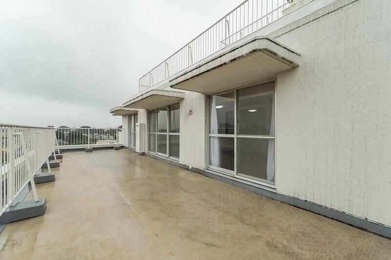 大きめのガーデンファニチャーをセットして拡張リビングとして使ってもいいですし、緑を育てて空中庭園にするのも素敵♡