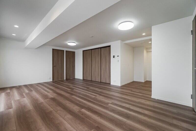 それでは、引き戸を開けてお隣の洋室Aへ。そのあとで、洋室B〜洋室Cを順番に見ていきますね。