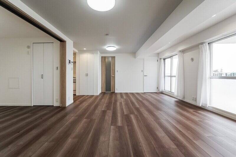洋室Aの引き戸を開け放つと、こんなに開放的な空間に! なお、右奥に写っている白いドアの向こうは奥行きの深い物入れになっています。洋室の収納が心許ない場合はこちらも併せて活用するのがよさそうです。