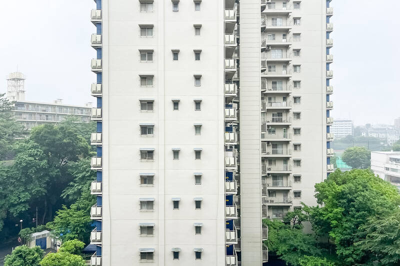 敷地内の緑が目にやさしい眺望。正面には別棟のマンションが見えますが、距離が取れているため視線はそこまで気にならない印象です。
