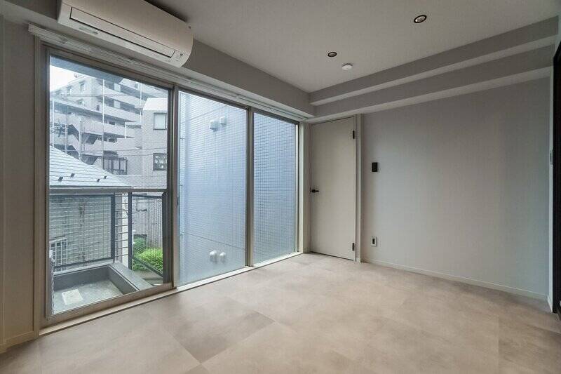 南側の壁一面がガラス張りになっていて、開放感たっぷりの空間です。こちらの部屋は雁行する建物の陰になっているので、電車の音はほぼ聞こえず穏やかな環境だと感じましたよ。