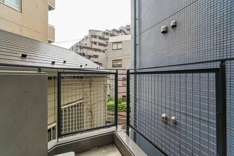 窓の向こうにはコンパクトなバルコニーが。人ひとり立てる程度の広さなので洗濯物については乾燥機利用が現実的ですが、外からの視線を気にせず一服できそうなのはGOOD。