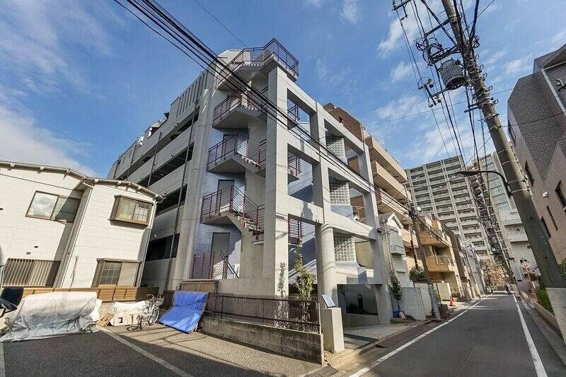 1992年竣工で、新耐震基準に適合したマンション。コンクリートの構造体や、小洒落た色使いが目を惹く佇まいです。