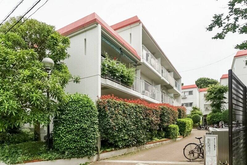 1979年竣工、総戸数76戸のマンション。閑静な住宅街の中に位置しています。修繕積立金は、2025年3月の時点で1億円越え。毎年丁寧に修繕が行われており管理面も良好です。