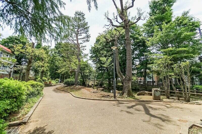マンションに隣接する「駒沢緑泉公園」は、すぐそばにあるので、お庭のように気軽に立ち寄れます。ペットのお散歩コースにもピッタリです。(徒歩1分)