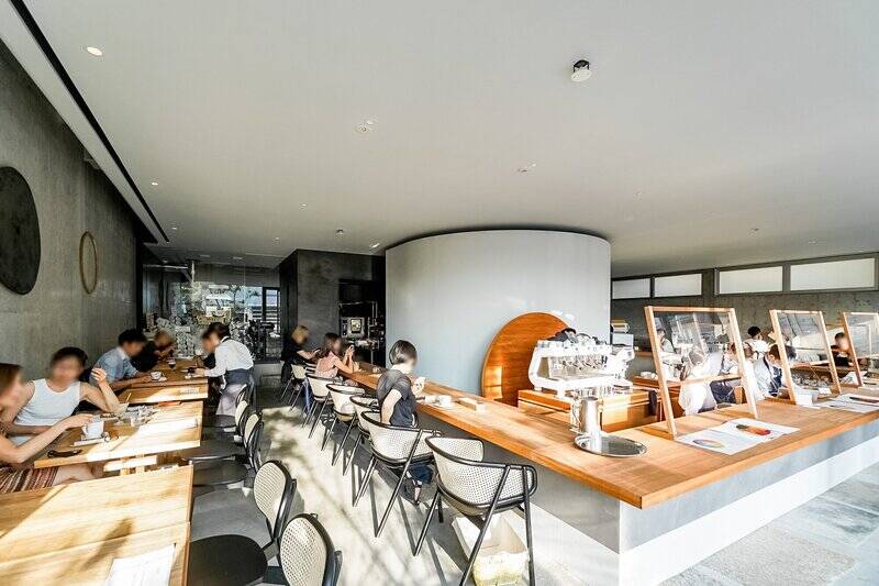 「OGAWA COFFEE LABORATORY(オガワ コーヒー ラボラトリー)」は、心地よい光が入る空間の中で、コーヒーや食事を楽しめるお店。(徒歩10分)