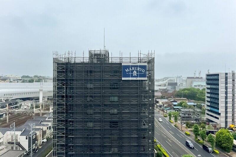 ルーフバルコニーの正面にも建物が。こちらも距離が取れていますよ。