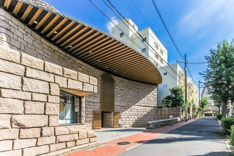 舞台は都内有数の邸宅街として知られる “<b>松濤エリア</b>” 。お目当てのマンションは、「<b>松濤美術館</b>」(徒歩1分)の斜向かいに建っています。