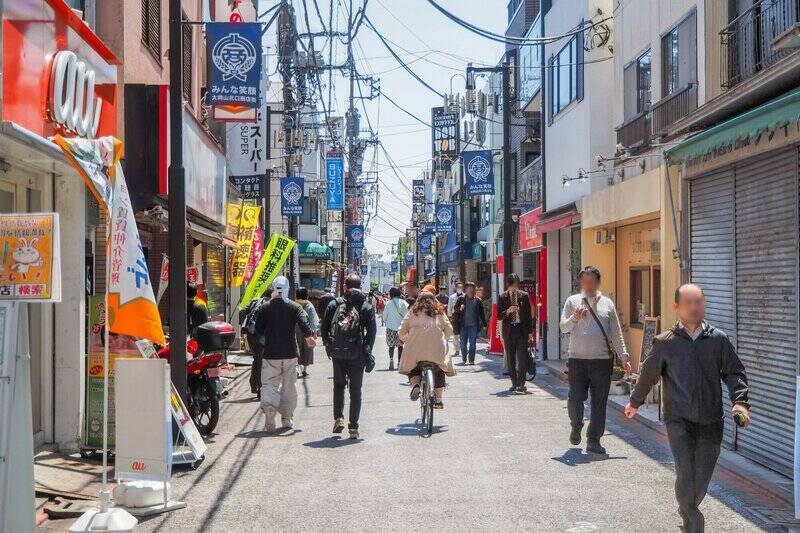 ご紹介する物件は、最寄りの東急大井町線・目黒線「<b>大岡山</b>」駅から徒歩7分。駅前から続く「<b>大岡山北口商店街</b>」にはレストランやカフェ、ベーカリーなどが並び、活気が溢れる雰囲気です。