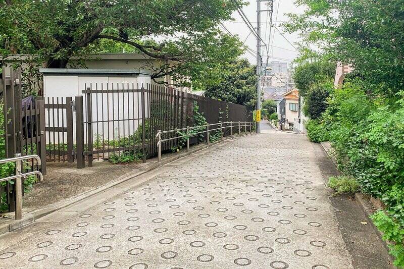 最寄りの「大岡山」駅からマンションまでは、「東京工業大学」のキャンパス沿いの道を歩きます。途中には傾斜の大きな坂があるので、上り下りに不安のある方はご留意くださいね。