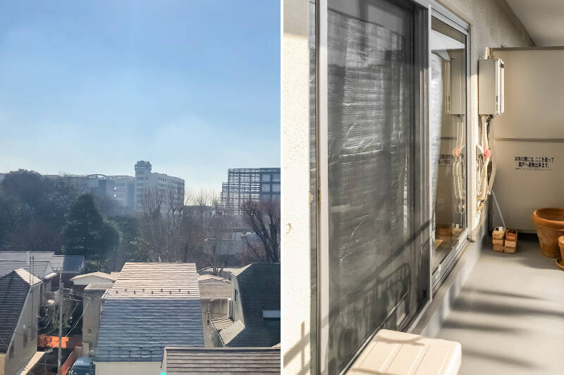 <p><b>左・</b>正面の眺望。まわりは低層の住宅街のため空を大きく望み、遠くには緑も見えて穏やかな空気感です。/<b>右・</b>奥行き深めのバルコニー。</p>