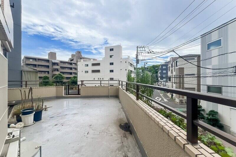 2階部分ながら、あちこちに緑が見える贅沢なビュー。道路へ降りられる外階段があります。