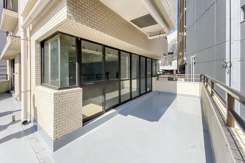 ルーフバルコニーはサンルームの前まで続いています。