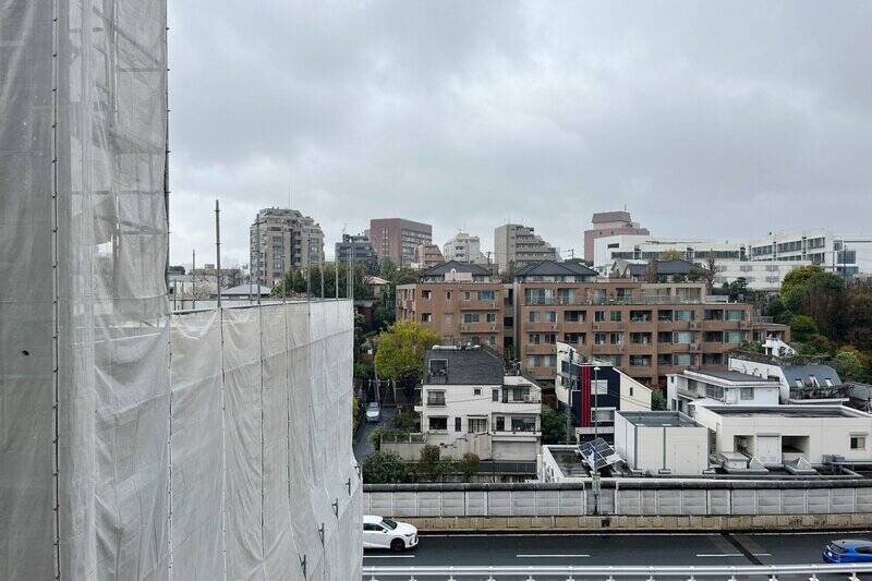左手前にビルが建っているものの、正面は抜けのある景色。緑もちらほら見えています。