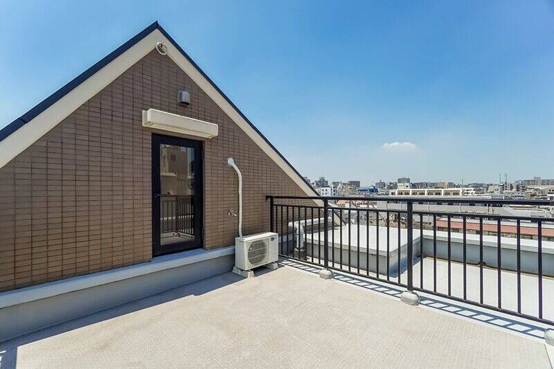 こうして見ると、マンションのてっぺん部分だということがよく分かりますね。水栓が備わっているので、グリーンを並べて屋上庭園を造るのも素敵です。