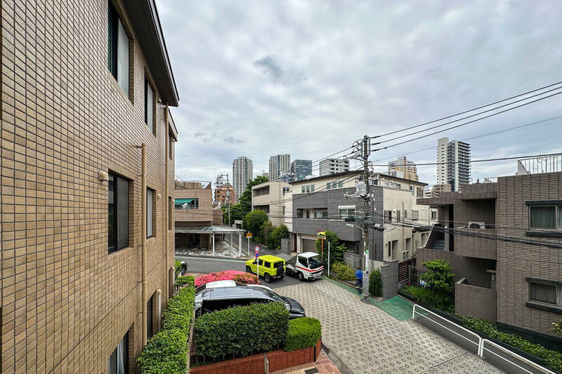 周囲は低層住宅が広がり、空を広く仰ぐことができます。