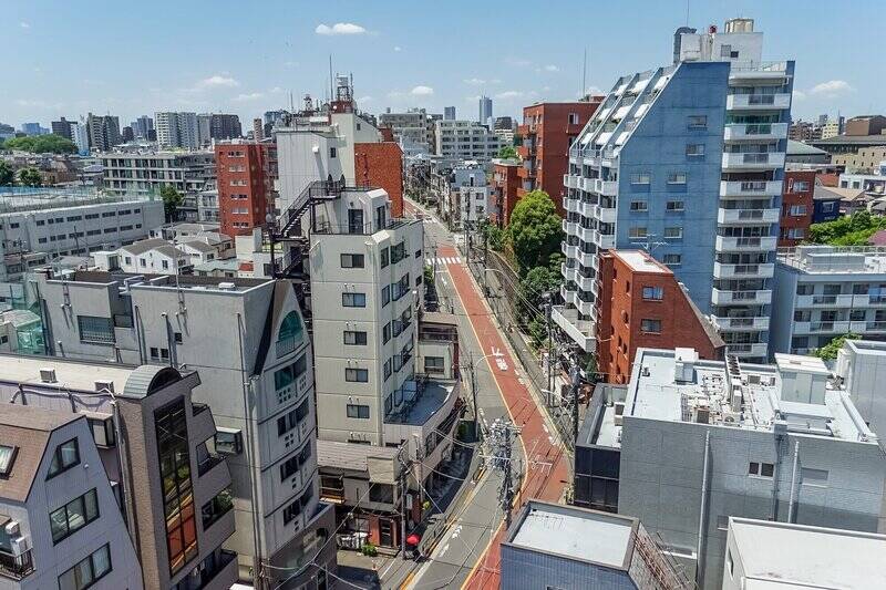 本当なんです。ご紹介する物件は「千駄木」駅から徒歩40m、「団子坂」沿いに佇むマンションの最上階(11階)。共用廊下からは本駒込方面まで続く坂道を気持ちよく見渡すことができますよ。