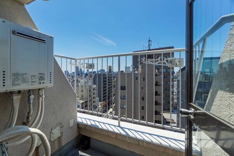 バルコニーはだいぶコンパクトなので、換気用だと思っておいた方がいいかも。日当たりはとっても良好ですよ。