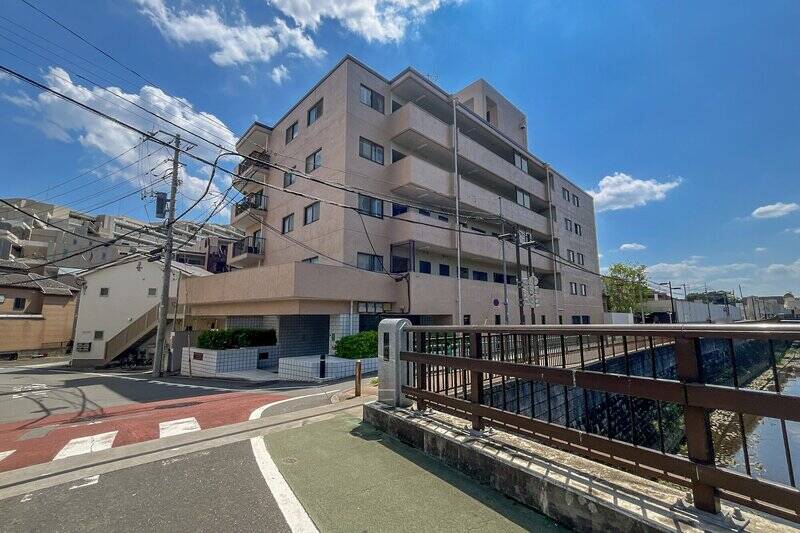 最寄りの東京メトロ丸の内線「方南町」駅から歩いて５分。善福寺川のそばに建つのが今回ご紹介するマンション。1982年竣工、総戸数は89戸です。