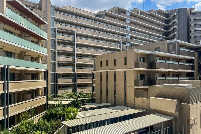 正面には大規模なマンションが鎮座。左手に向かいのマンションのバルコニーがあります。視線の届きそうな距離感なので、普段はレースカーテンを利用するのがよさそうです。