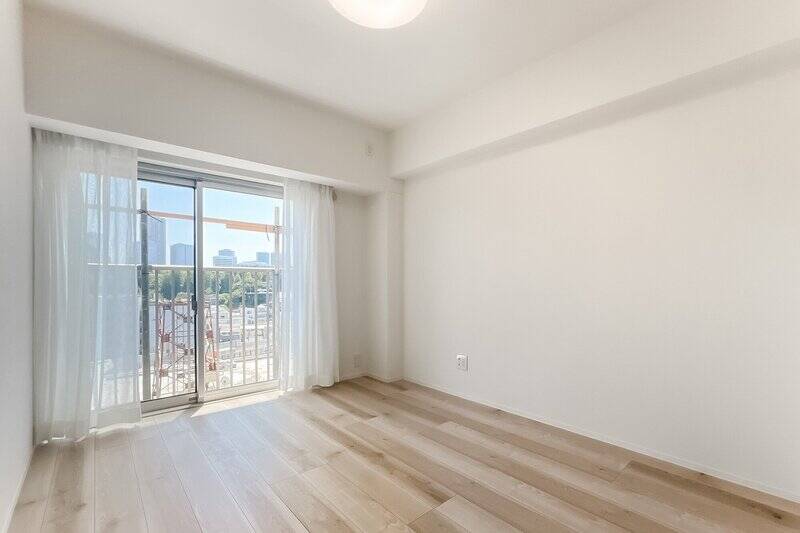 廊下から繋がる洋室B。窓は南向きです。