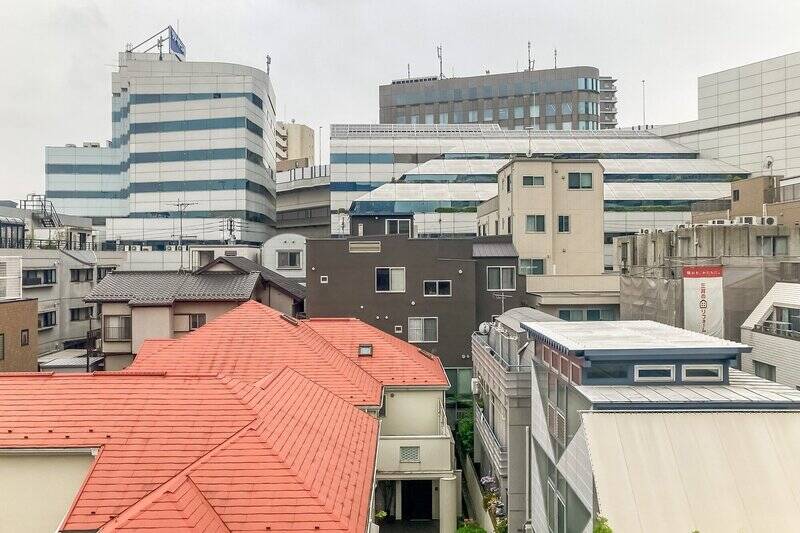 都心のため建物が密集するエリアですが、それでも圧迫感はありません。