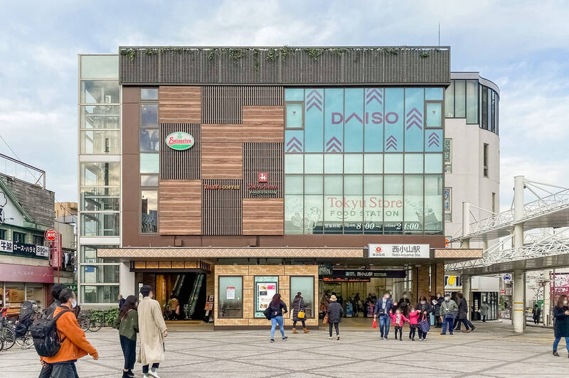 今回ご紹介する物件は、最寄りの東急目黒線「<b>西小山</b>」駅から徒歩4分。駅直結のビルにはスーパー「<b>東急ストアフードステーション 西小山店</b>」などが入っており、帰宅ついでのお買い物に便利です。