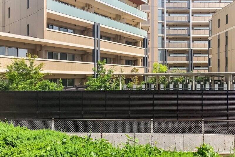住戸の所在階は1階。植栽の緑が目にやさしい眺望です。