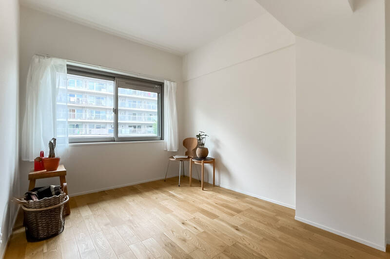 北西向きの腰高窓付きで、外には別のマンションが見えています。視線が気になる場合はブラインドや薄手のカーテンを下げておくとよさそうです。