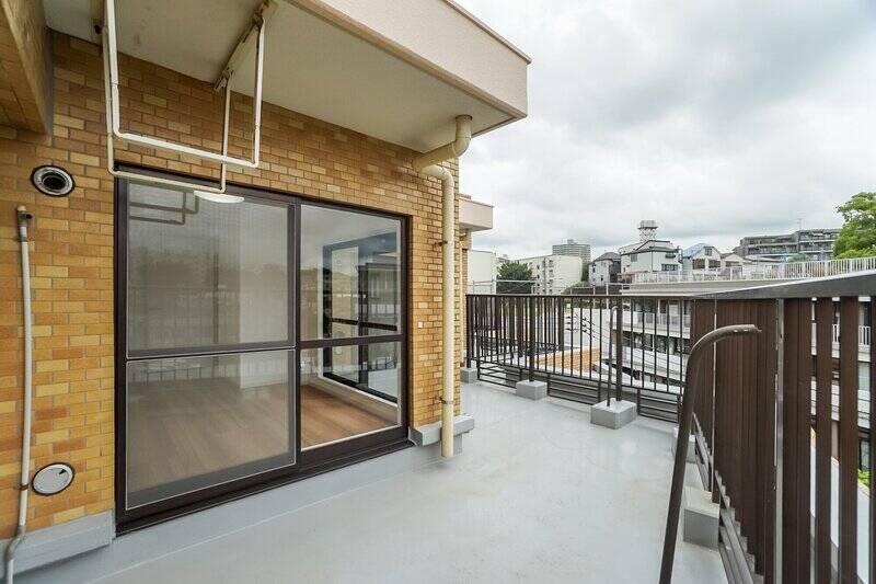 こちらの物件には、2DKのすべての居室を包み込むようなジグザグのルーフバルコニーが備わっているんです。写真は洋室A側から見たところ。ルーバルが奥へと続いていくのが伝わりますでしょうか?