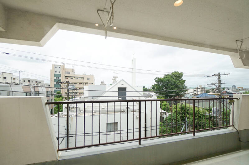 室内から少し右に振ったカット。背の高い建物が少ないため、空を仰ぐことができます。住戸は4階所在です。