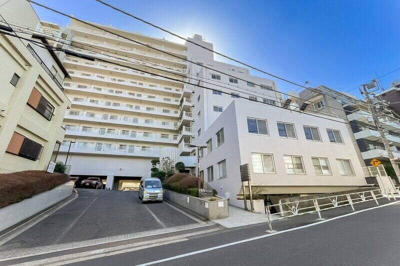 1970年に竣工した総戸数100戸のビッグコミュニティ。直近では、2017年に大規模修繕工事を実施済みです。