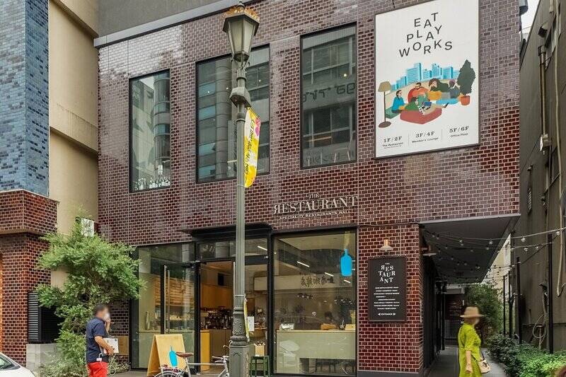 広尾駅すぐ近くの「EAT PLAY WORKS(イート プレイ ワークス)」。コワーキングスペースなどが入居した複合商業施設で、1階の「ブルーボトルコーヒー」のほか、名店の味をハシゴできるフードコートのようなレストランフロア「THE RESTAURANT(ザ・レストラン)」など、食も空間も楽しめます。(徒歩9分)