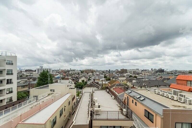 こちらは6階の住戸です。目の前には低層の住宅が広がっており、陽射しや視界を遮るものは見当たりません。お向かいからの視線を気にする必要がなさそうなのもポイント高いですね!