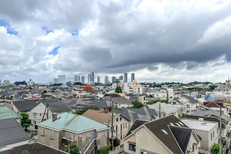 眺望は、この開放感。低層住宅が広がっているので、遠くの方まで見渡せますよ。
