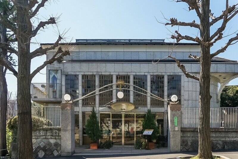 堂々たる佇まいのスイーツ店「Lepi Dor (レピドール)田園調布」。1階は季節のオリジナルケーキやクッキーが並ぶ売店、2階はそのスイーツをいただける喫茶室になっています。(徒歩9分)