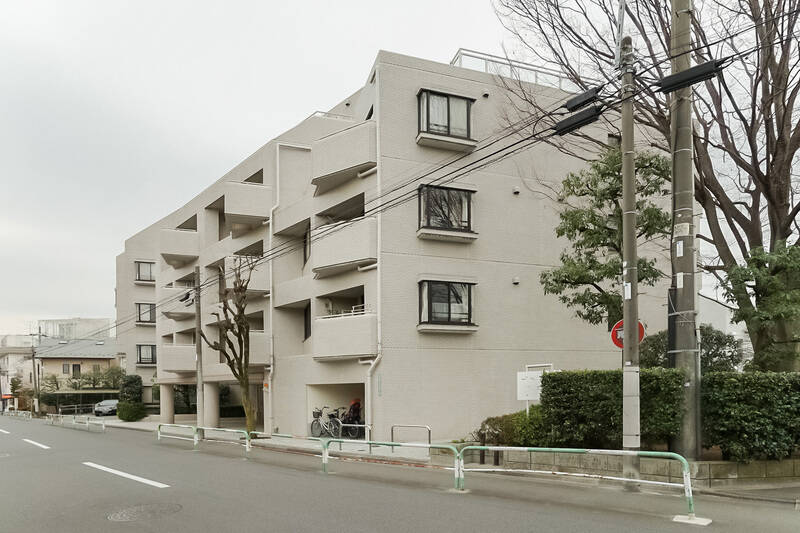 竣工は1986年、総戸数は39戸。マンションは、大手ゼネコン・清水建設が手がけています。マンションの前には街のシンボルである「駒沢給水所」が。大正時代に建てられた歴史ある配水塔が、ロマンを感じさせてくれます。