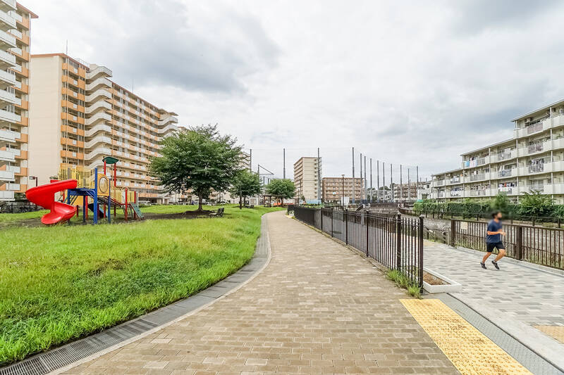 妙正寺側側沿いに広がる「中野区立白鷺せせらぎ公園」がご近所(徒歩4分)。運動場もあるので子どもたちの遊び場にピッタリ◎ 愛犬とのお散歩コースにもどうぞ!