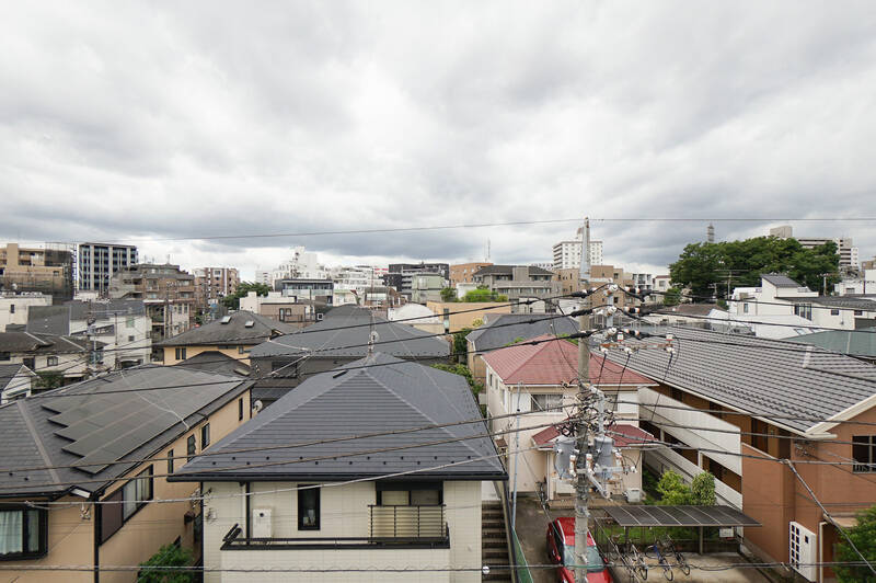 ほどよく開けた眺望。低層住宅が広がっており、人目を気にすることなく過ごせそうです。