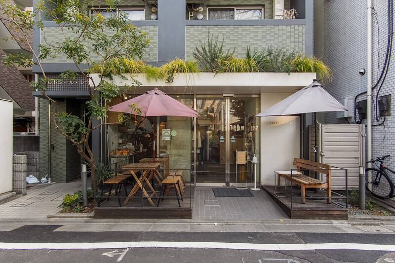 カフェスペースを併設した人気のベーカリー「TRASPARENTE -GAKUGEIDAIGAKU-(トラスパレンテ 学芸大学)」。朝カフェにもぴったりなスポットです。(徒歩9分)