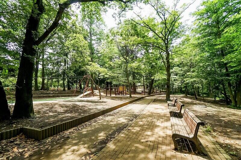 緑豊かな都会のオアシスとして知られる「<b>林試の森公園</b>」もご近所。一周すると約45分の広さで、散歩やジョギングのコースにぴったりです。(徒歩10分)