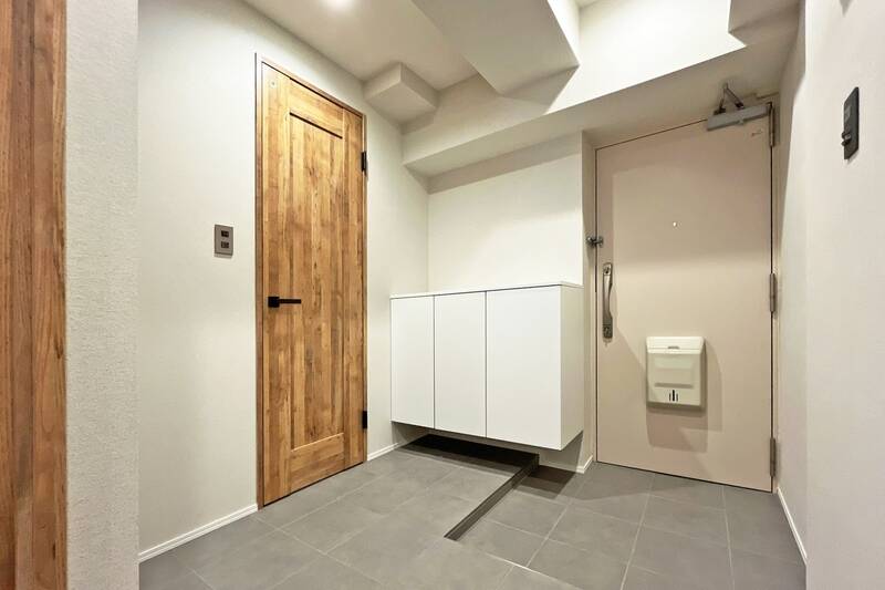 玄関周りの造りはゆったりめ。トイレのドアの横には、キャビネットを置けそうな余裕があります。