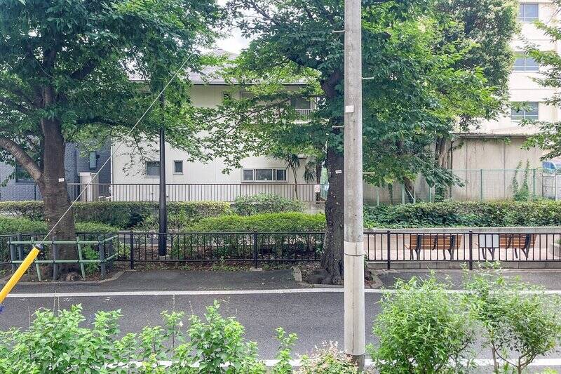 住戸は1階に所在。目の前には、春になると桜が美しい「蛇崩川緑道」が伸びています。