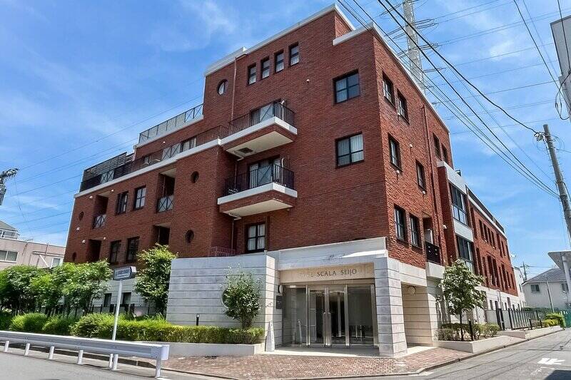 2003年築、全22戸の小規模なマンション。タイル張りの外観がクラシカルで素敵です。