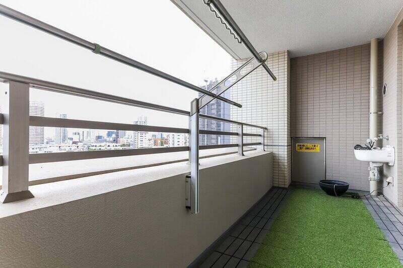 奥行き、長さともにゆったりしており、一角にはアウトドア用品を洗うのに役立つスロップシンクが。
