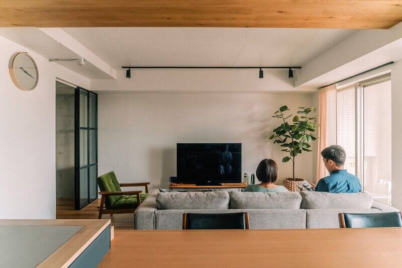 まだお子さまが産まれていなかった頃のLDK。3人掛けのソファ、1人掛けのチェアがゆったり置かれています。